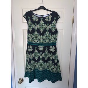 NEW YORK AND COMPANY SIZE LARGE GREEN PATTERNED DRESS